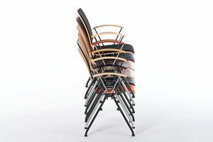 Die gepolsterten Armlehnenstühle Alabama können platzsparend gestapelt werden